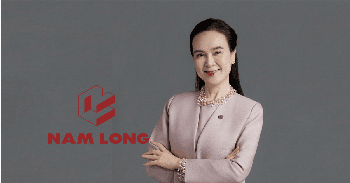 Bà Nguyễn Thanh Hương, Quyền Tổng Giám đốc Nam Long, đứng cạnh logo thương hiệu Nam Long