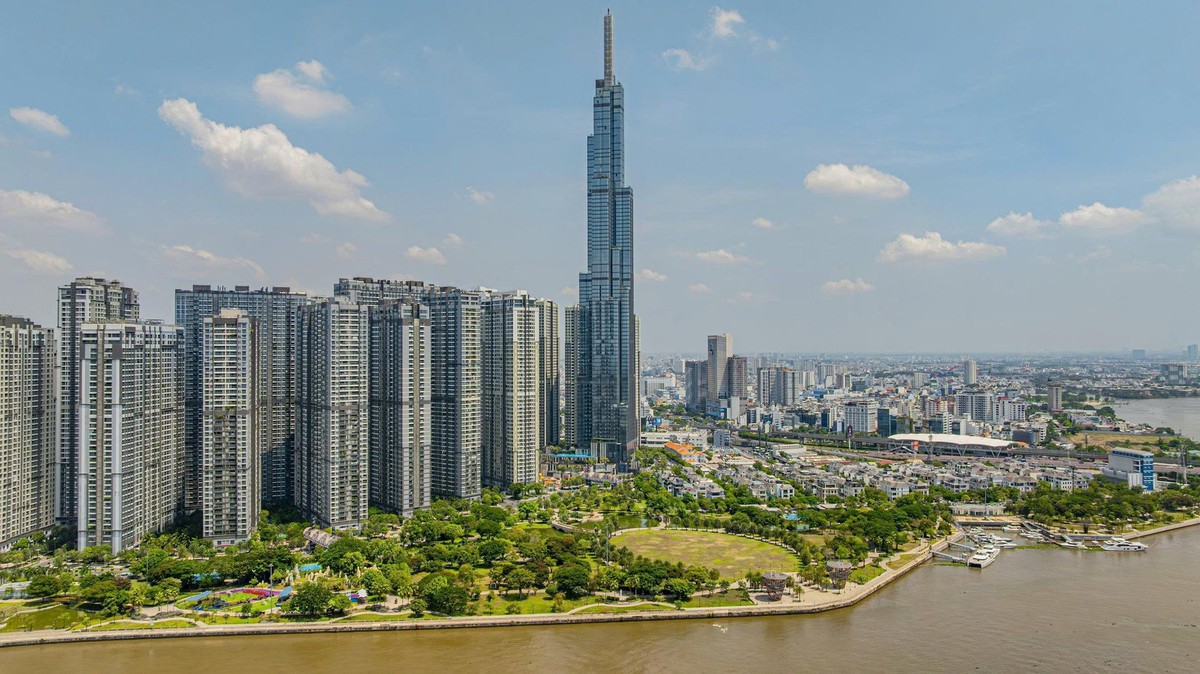 Toàn cảnh khu vực trung tâm TP.HCM với các tòa nhà cao tầng và tháp Landmark 81 nhìn từ trên cao