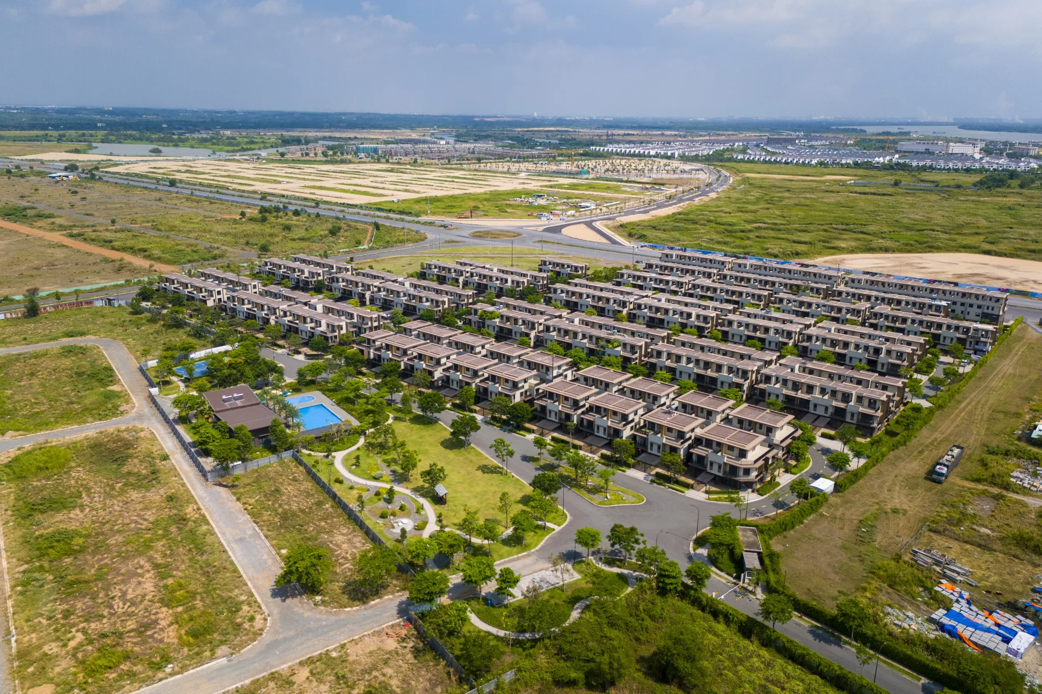 Toàn cảnh dãy nhà phố, biệt thự tại dự án đô thị Nam Long đang tiếp tục mở rộng các phân khu mới