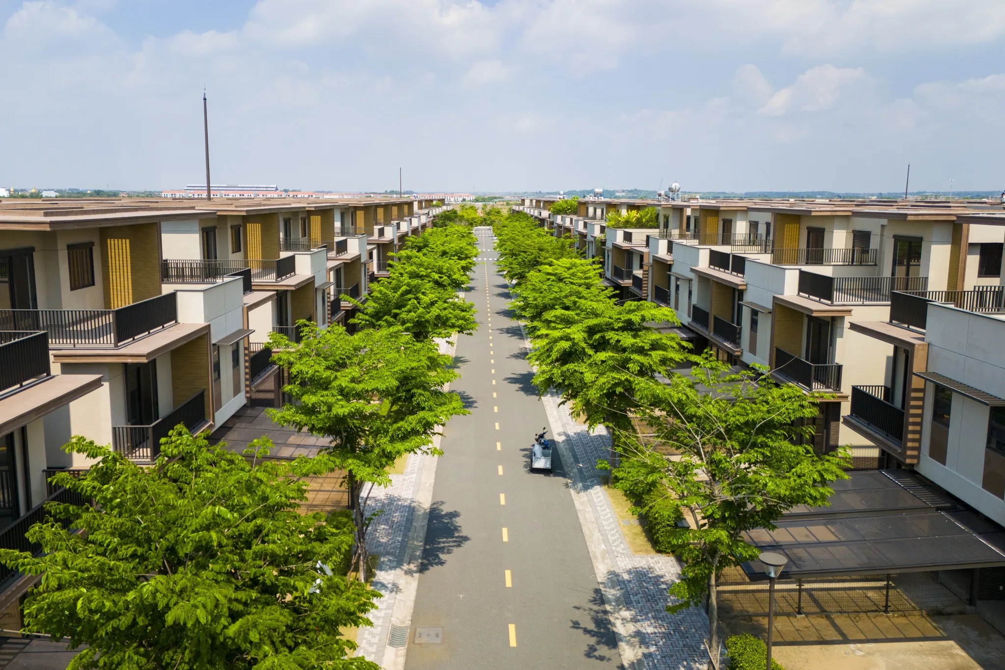 Tuyến đường nội khu rợp bóng cây xanh giữa hai dãy nhà phố tại khu đô thị Nam Long