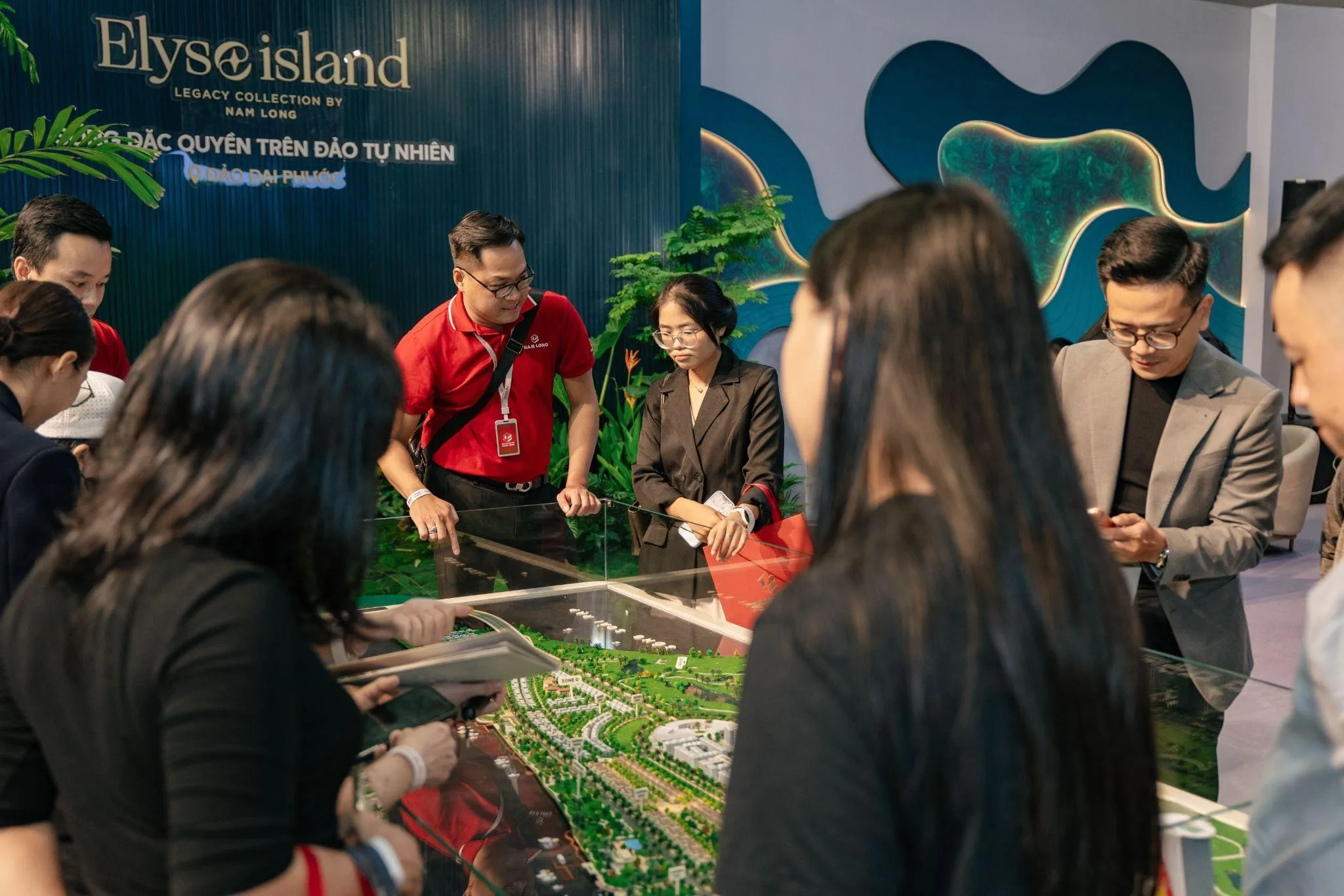Khách hàng tìm hiểu mô hình dự án Elyse Island tại sự kiện của Nam Long