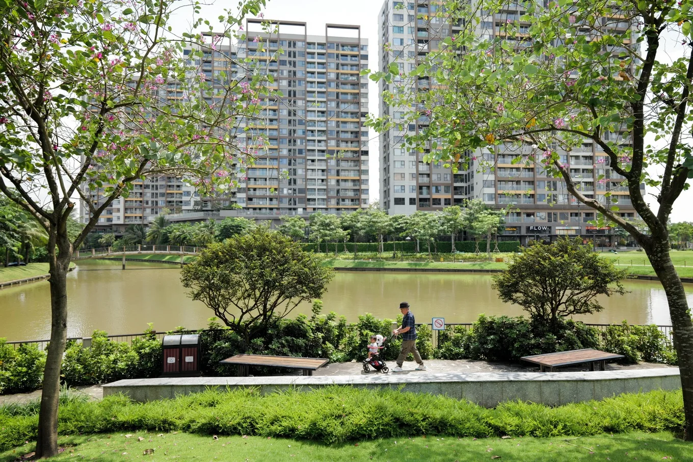 Công viên ven kênh tại Mizuki Park, nơi cư dân dạo bộ giữa không gian cây xanh