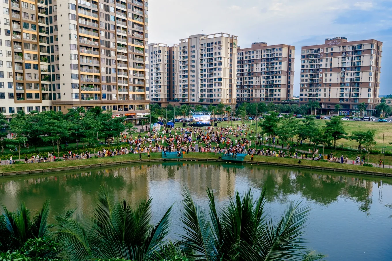 Cư dân Mizuki Park tham gia sự kiện cộng đồng bên hồ cảnh quan trong khu đô thị
