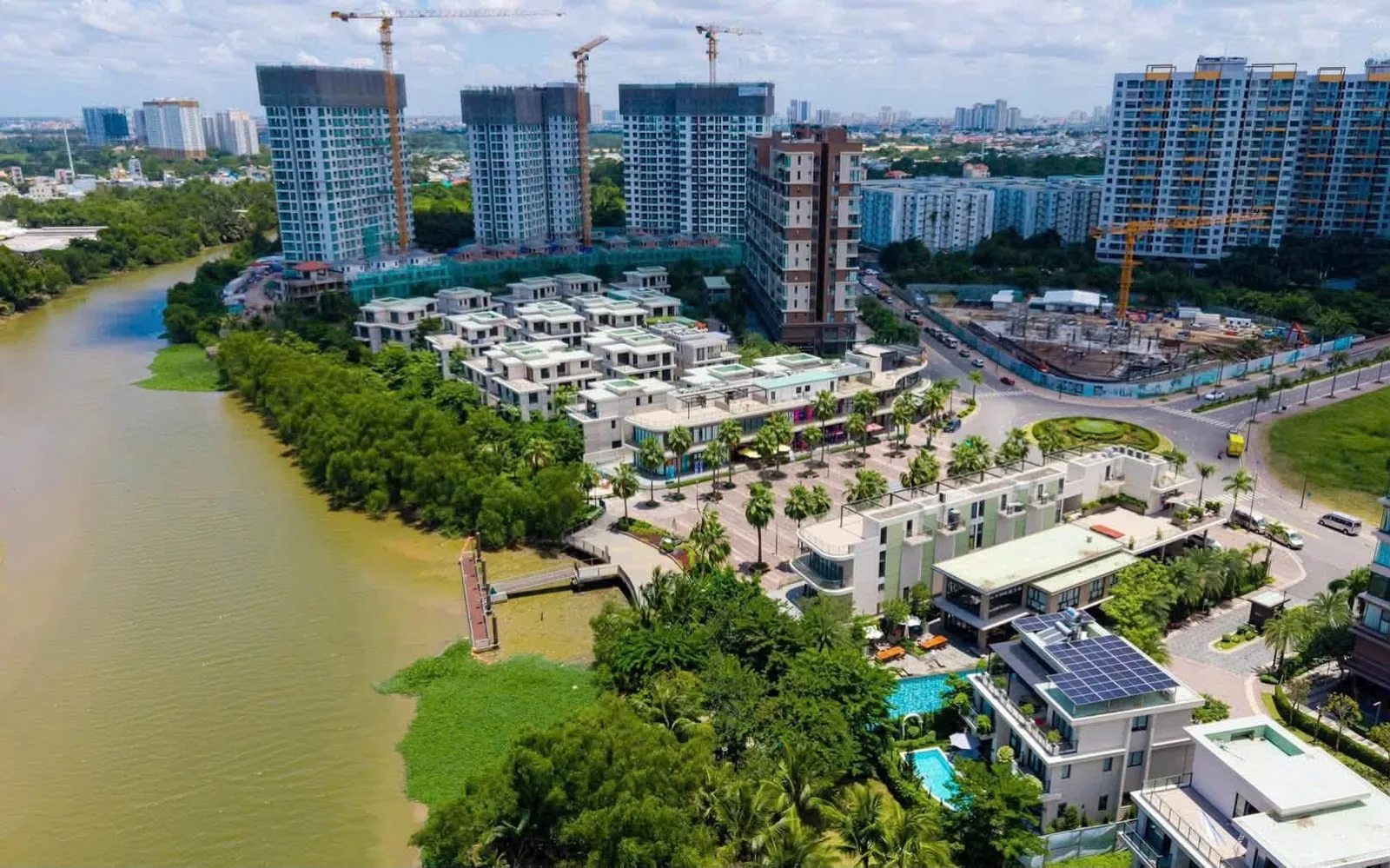 Dãy nhà thấp tầng ven sông và ba tháp Trellia Cove đang thi công tại Mizuki Park