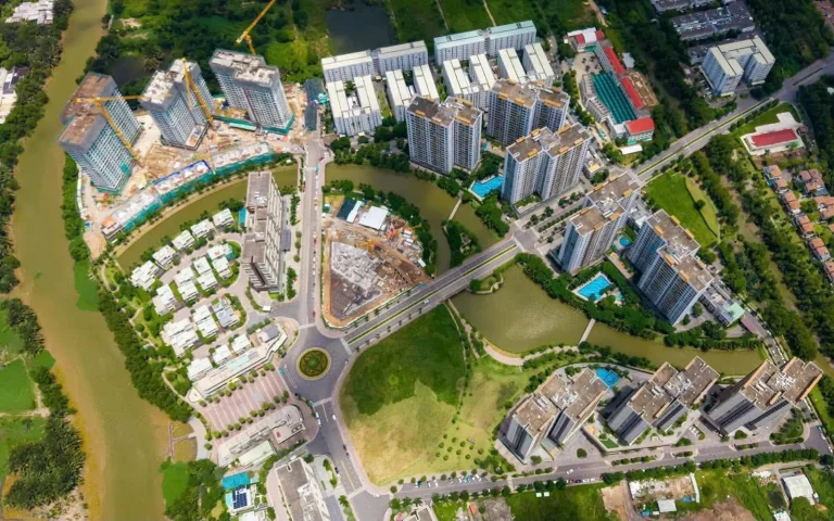 Toàn cảnh khu đô thị Mizuki Park nhìn từ trên cao với ba tháp Trellia Cove đang thi công bên kênh
